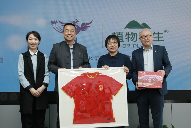 是来晚了只赶上尾声？还是这家伙本来就是个‘快枪手？正在杨若晴怔愣的当口，一只大手覆在她眼睛前方，遮挡了她的视线。